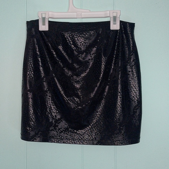 Express Black Snake Pattern Mini Skirt - Picture 2 of 3
